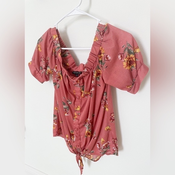 3/$30 | Riley & James Medium Floral Top - Picture 1 of 4